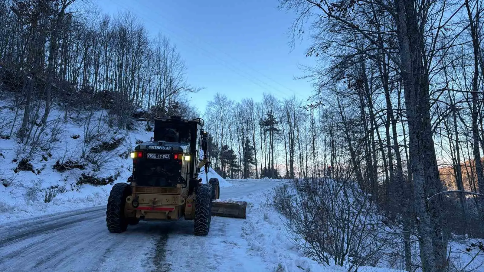 Osmangazi Belediyesi, olumsuz hava şartlarının ulaşımı aksatmaması ve sürücü güvenliğinin