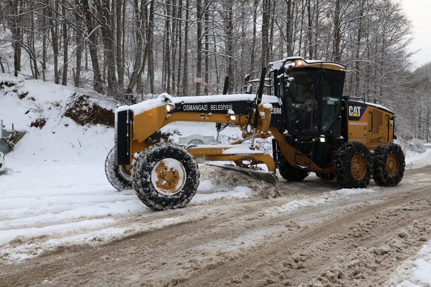 Osmangazi Belediyesi, kar yağışının etkili olmasıyla birlikte ilçe genelinde sorumluluk