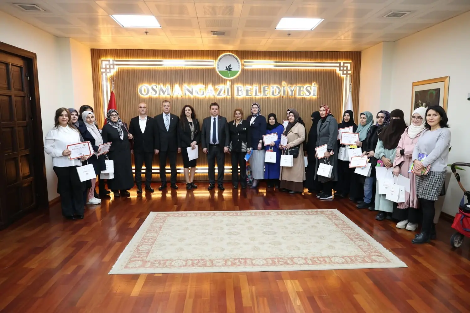 Kimi 30 yaşında kimi 70 yaşında. Kimi, kitap yazmak, kimi