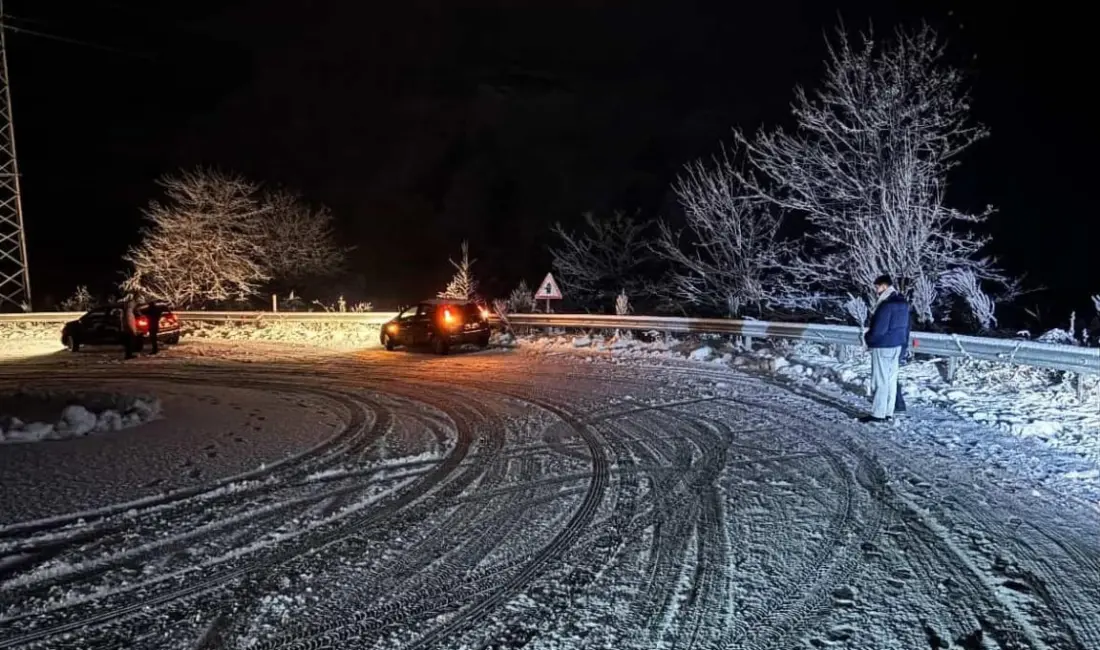 Bursa’nın İnegöl ilçesinde Oylat Kaplıcaları yolu, yoğun kar yağışı nedeniyle