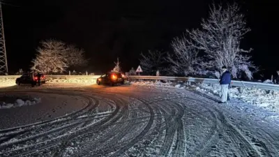 Bursa’nın İnegöl ilçesinde Oylat Kaplıcaları yolu, yoğun kar yağışı nedeniyle