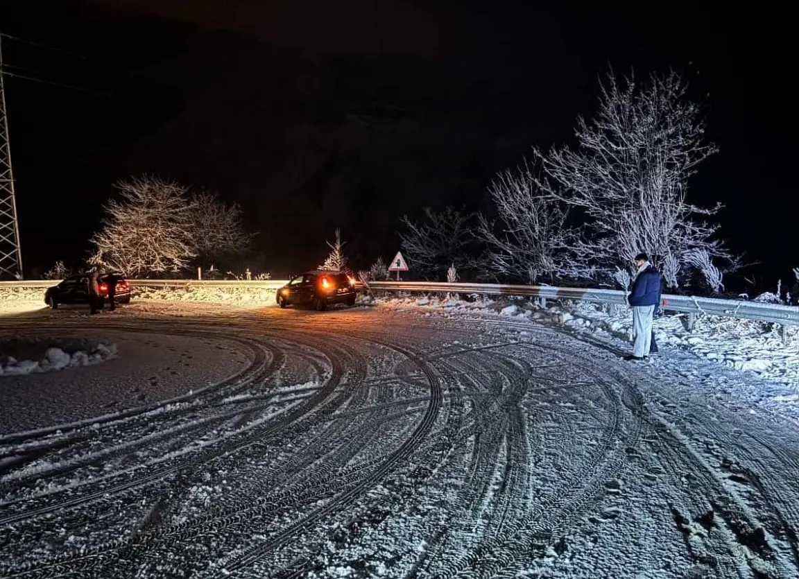 Bursa’nın İnegöl ilçesinde Oylat Kaplıcaları yolu, yoğun kar yağışı nedeniyle