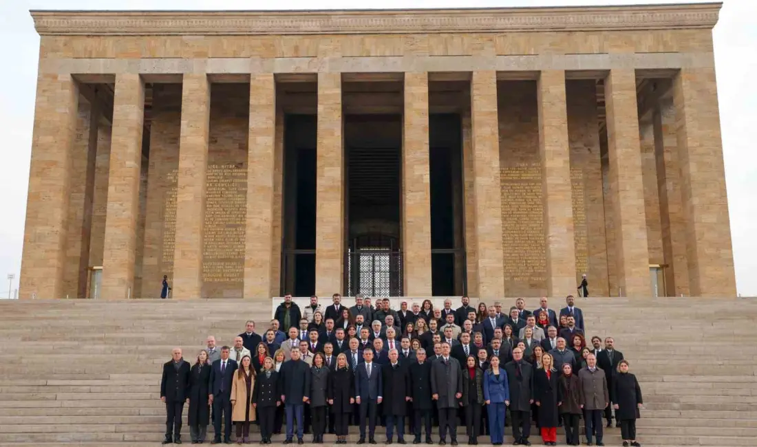 Cumhuriyet Halk Partisi (CHP) Genel Başkanı Özgür Özel, beraberindeki heyetle