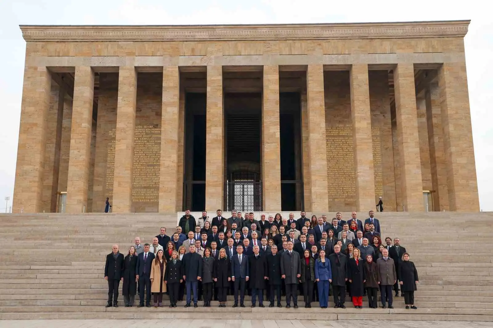 Cumhuriyet Halk Partisi (CHP) Genel Başkanı Özgür Özel, beraberindeki heyetle