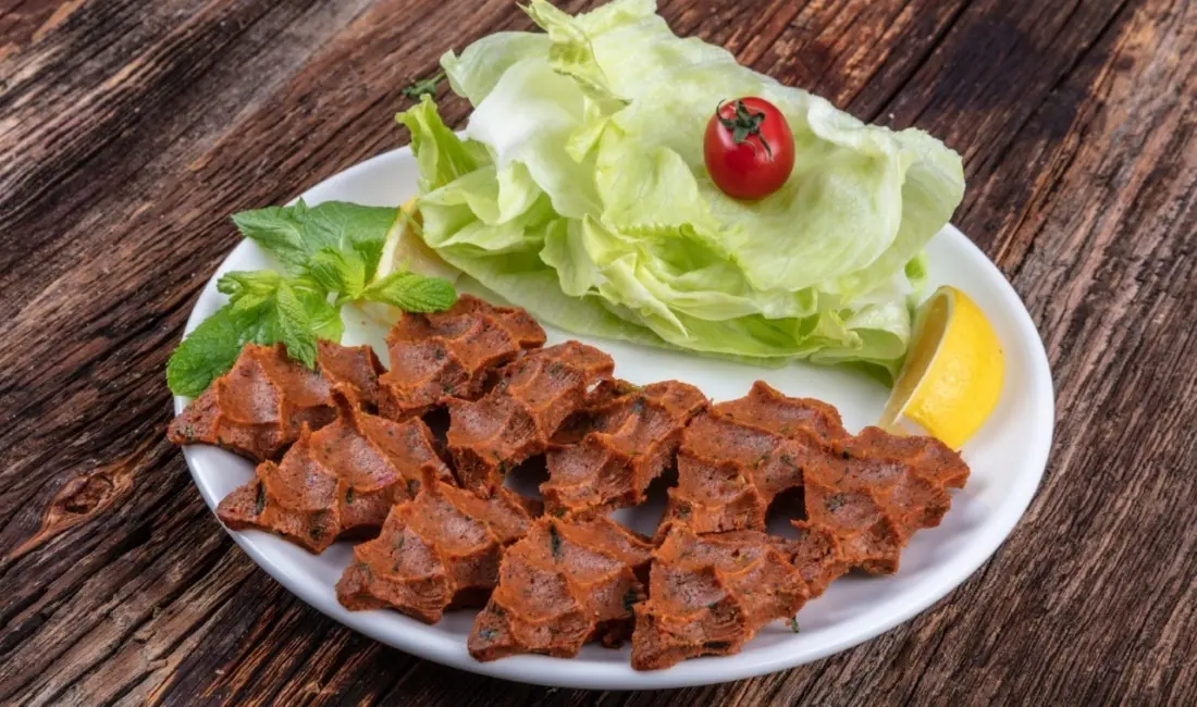 Yılbaşı için hazırlanan özel lezzetlerle Özhan Market, Bursalıların sofralarına zengin