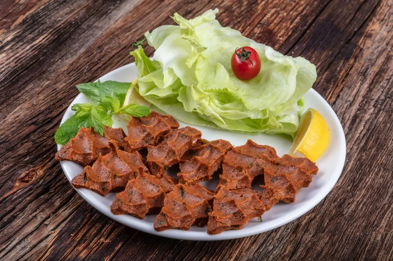 Yılbaşı için hazırlanan özel lezzetlerle Özhan Market, Bursalıların sofralarına zengin