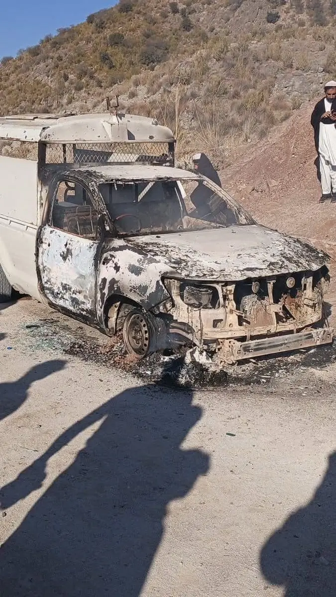 Pakistan’ın Hayber-Pakhtunkhwa eyaleti Karak bölgesinde güvenlik güçlerini taşıyan minibüse düzenlenen