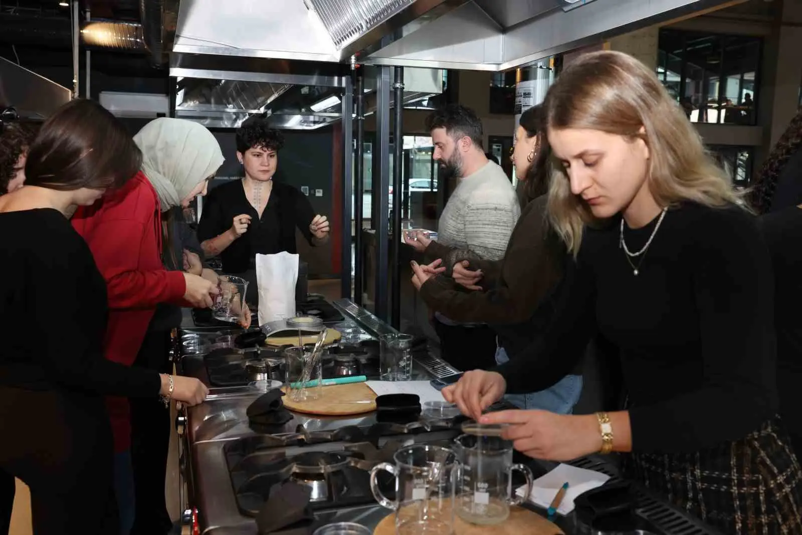 Nilüfer Belediyesi Pancar Deposu’nda sanatçı Nergiz Yeşil’in yürütücülüğünde düzenlenen Biyoplastik