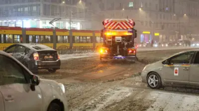 Polonya’nın kuzeyinde Ostroda ilçesindeki S7 otoyolunda yoğun kar yağışı nedeniyle