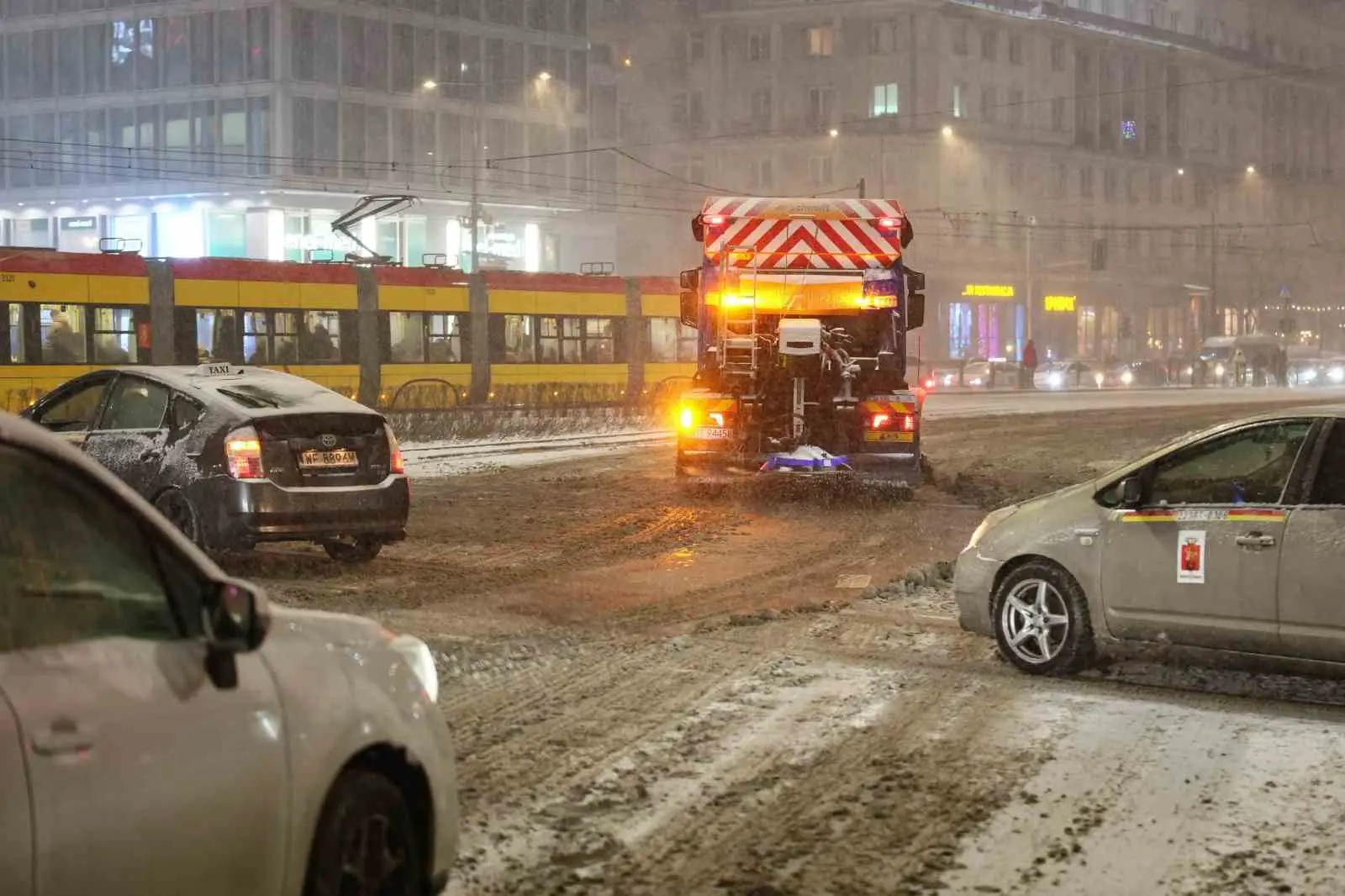Polonya’nın kuzeyinde Ostroda ilçesindeki S7 otoyolunda yoğun kar yağışı nedeniyle