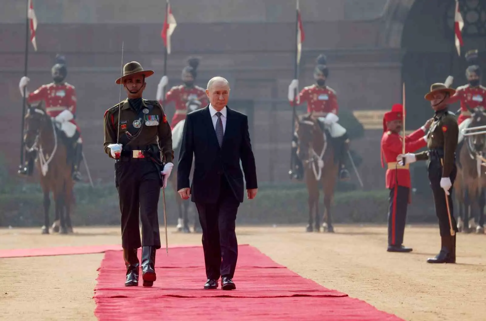 Rusya Devlet Başkanı Vladimir Putin, resmi ziyaret düzenlediği Hindistan’da Başbakan