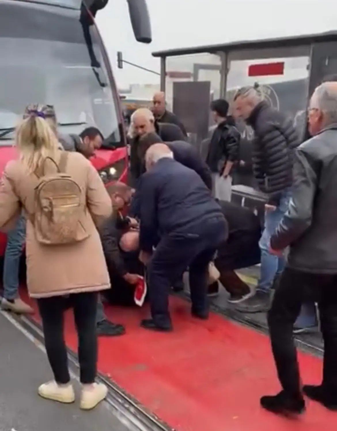 Bursa’nın Osmangazi ilçesinde meydana gelen kazada, seyir halindeki tramvayın çarptığı