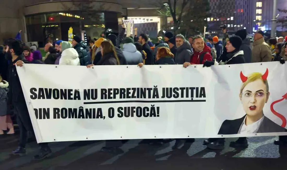 Romanya’nın başkenti Bükreş’te yaklaşık 10 bin kişi, yargıdaki usulsüzlükleri protesto