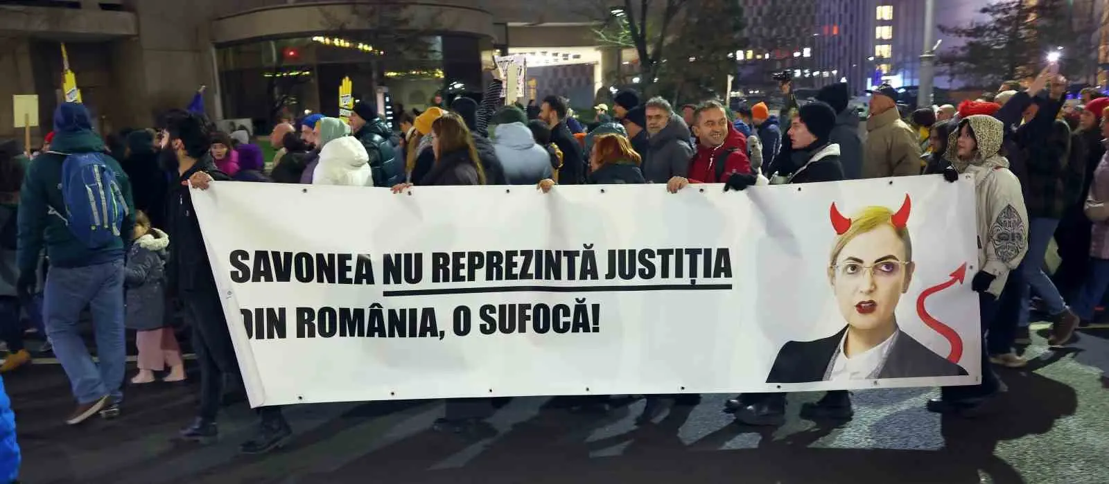 Romanya’nın başkenti Bükreş’te yaklaşık 10 bin kişi, yargıdaki usulsüzlükleri protesto