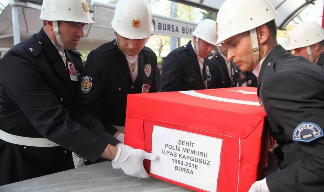Bursa’da iki binayı saran yangının, 9 yıl önce şehit düşen