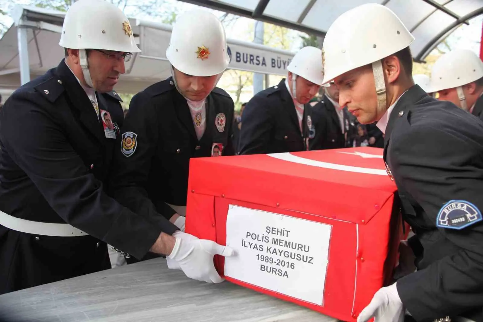 Bursa’da iki binayı saran yangının, 9 yıl önce şehit düşen