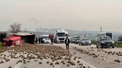Bursa’da şeker pancarı yüklü tır kontrolden çıkıp, önce hafif ticari