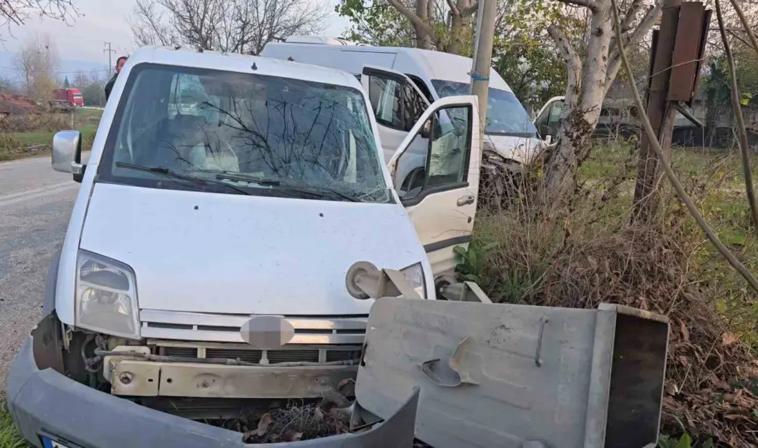 Bursa’nın İnegöl ilçesinde servis minibüsü ile hafif ticari aracın çarpıştığı