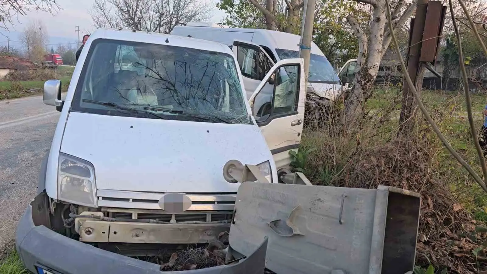 Bursa’nın İnegöl ilçesinde servis minibüsü ile hafif ticari aracın çarpıştığı