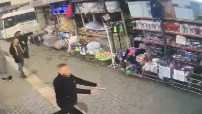Bursa’da husumetlisini cadde ortasında silahla kovalayan şahıs, çevredeki kalabalığa aldırış