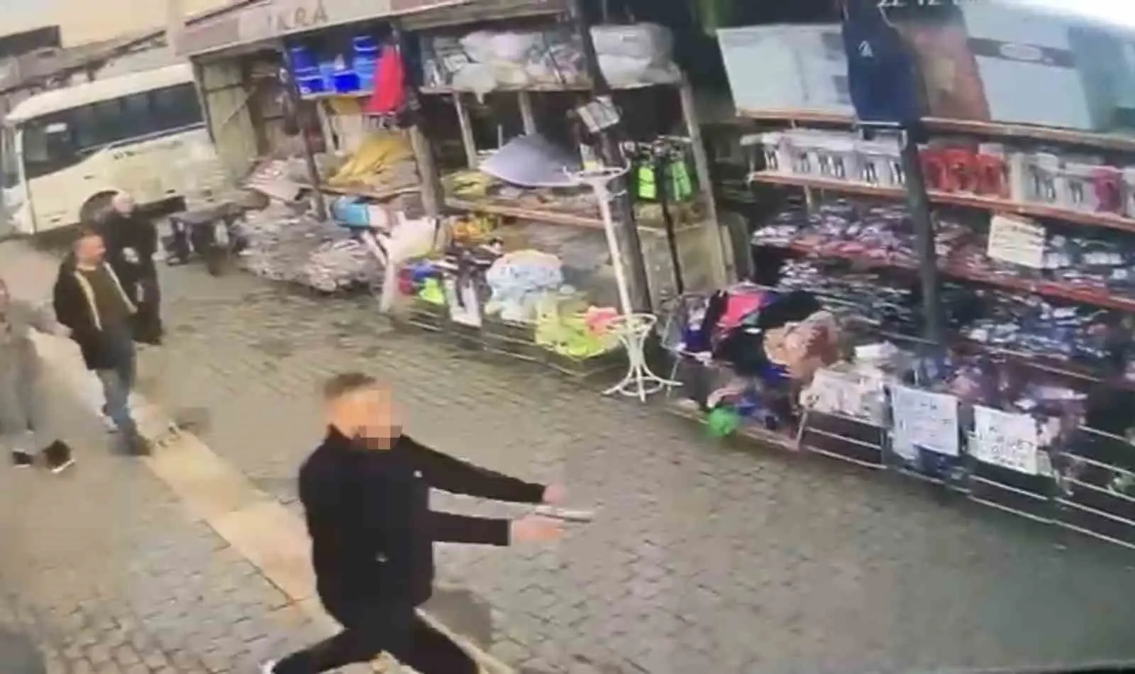 Bursa’da husumetlisini cadde ortasında silahla kovalayan şahıs, çevredeki kalabalığa aldırış