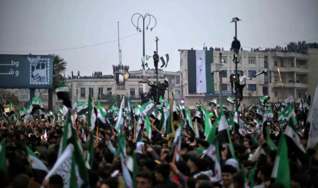 Suriyeliler, Esad rejiminin devrilmesinin 1’inci yıl dönümünü başkent Şam’daki Emevi