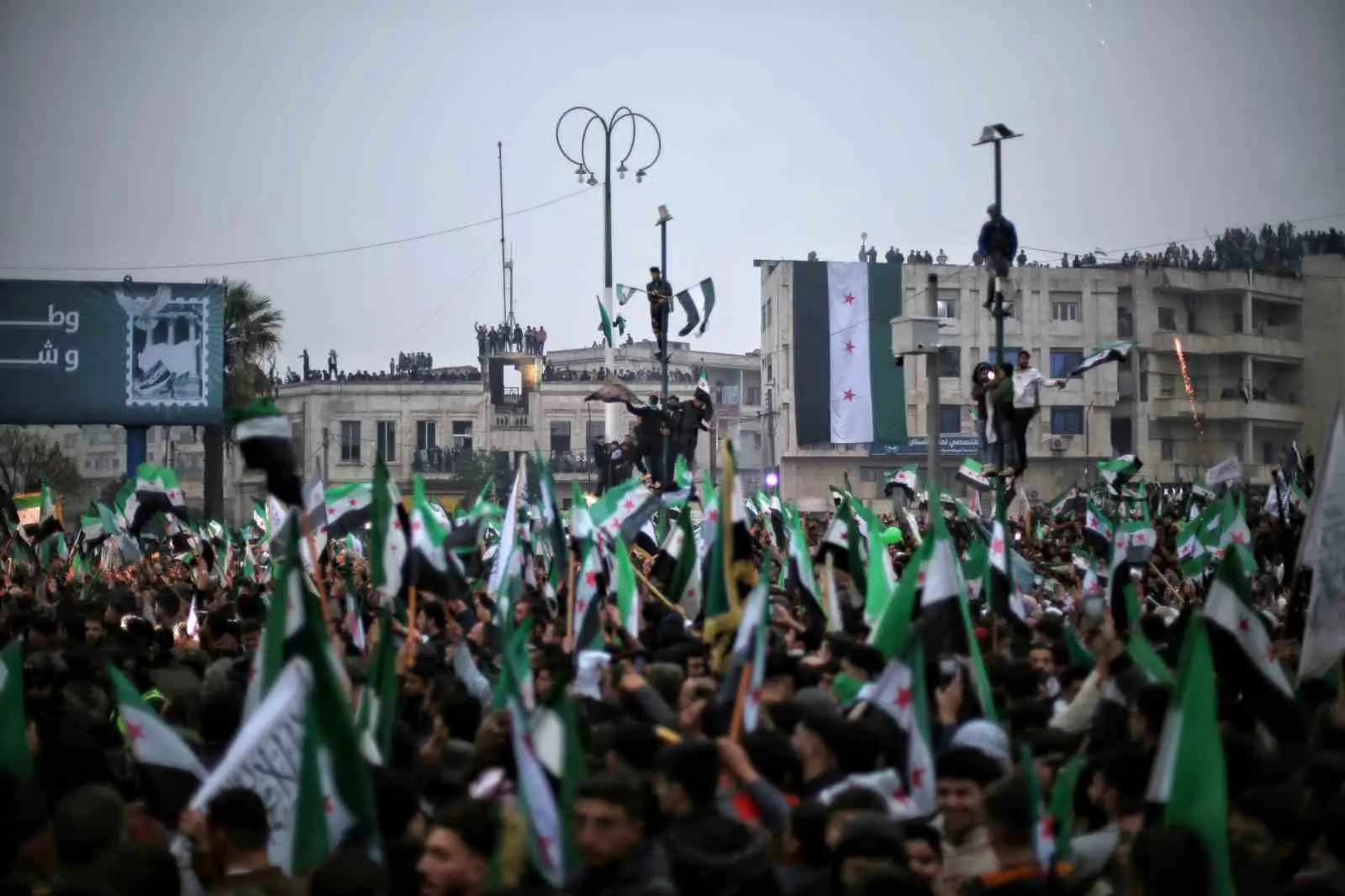 Suriyeliler, Esad rejiminin devrilmesinin 1’inci yıl dönümünü başkent Şam’daki Emevi