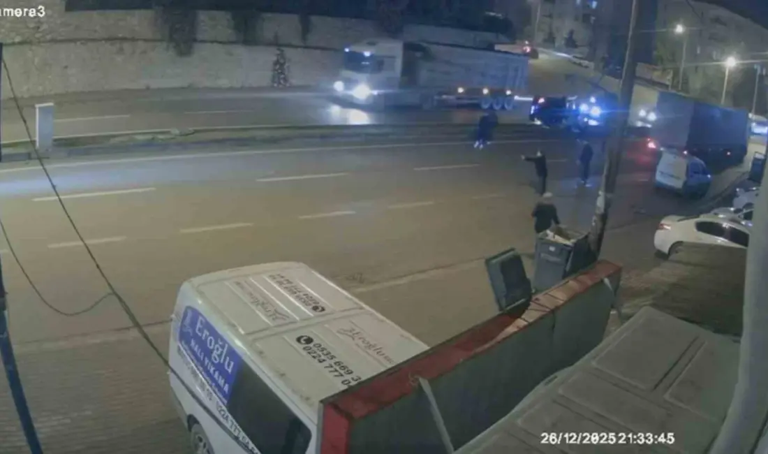 BURSA (İHA) – Bursa’nın İnegöl ilçesinde yağış nedeniyle kayganlaşan yolda