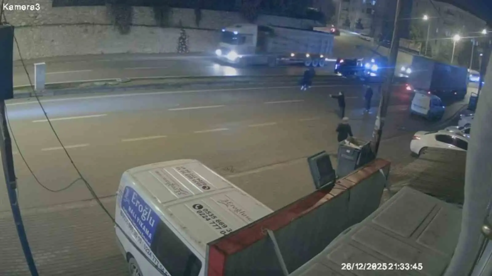 BURSA (İHA) – Bursa’nın İnegöl ilçesinde yağış nedeniyle kayganlaşan yolda