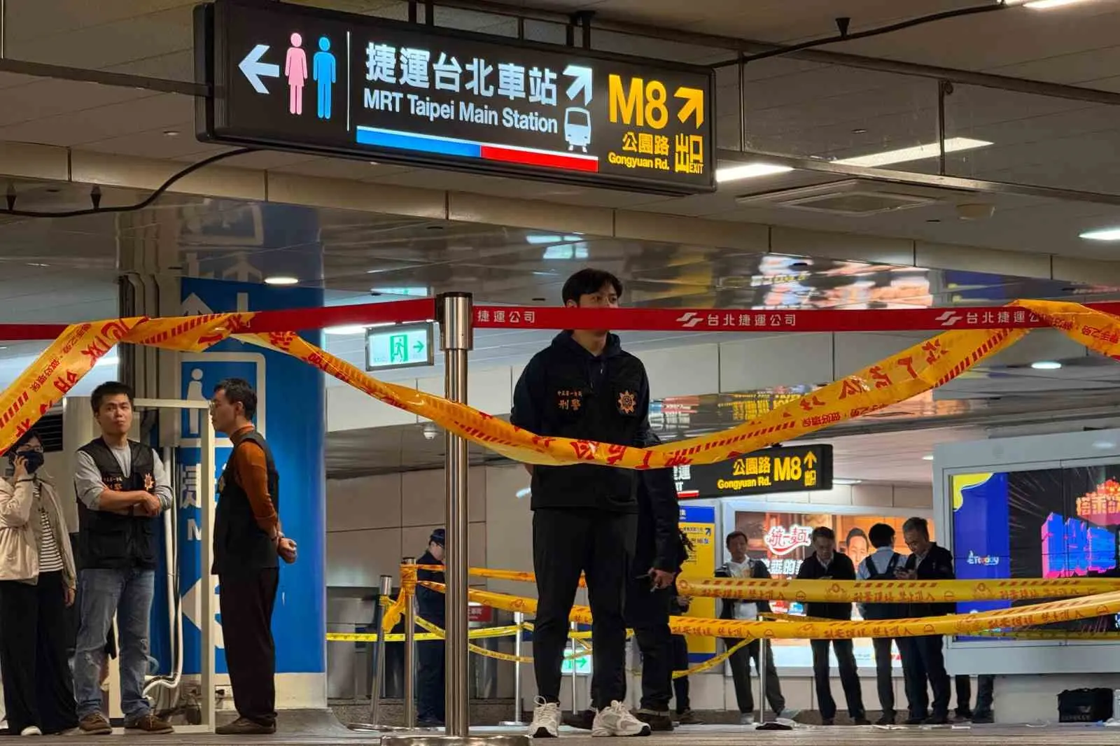 Tayvan’ın başkenti Taipei’de bir metro istasyonunda düzenlenen sis bombalı ve