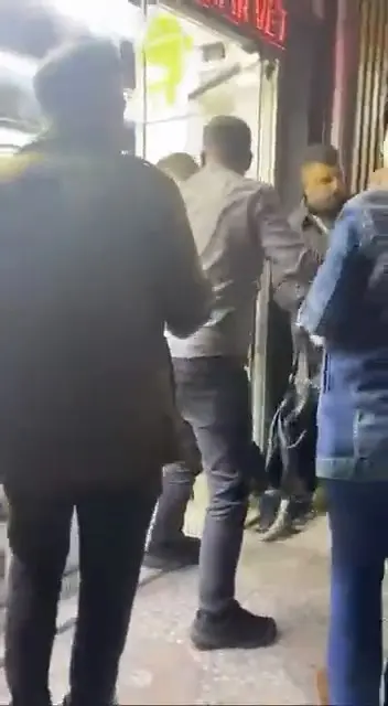 Bursa’da bir telefoncu dükkanında vatandaş ile esnaf arasında yaşanan tartışma