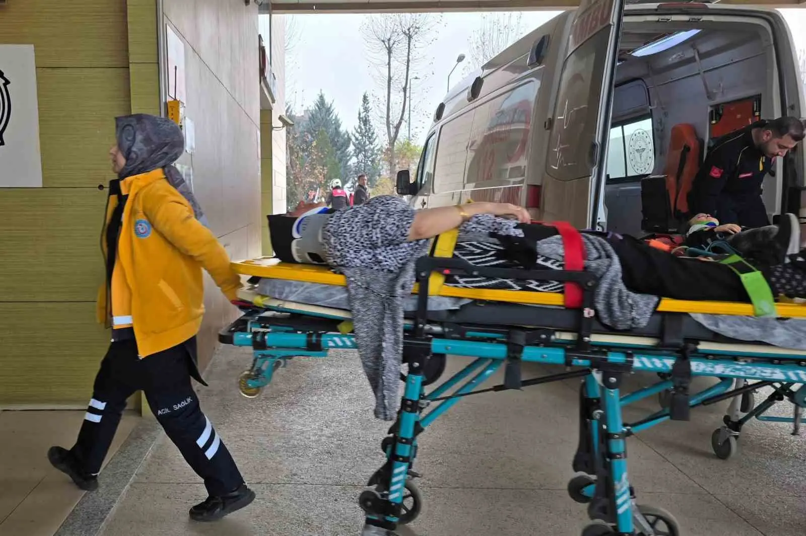 Bursa’nın İnegöl ilçesinde kontrolden çıkan hafif ticari aracın ağaca çarptığı