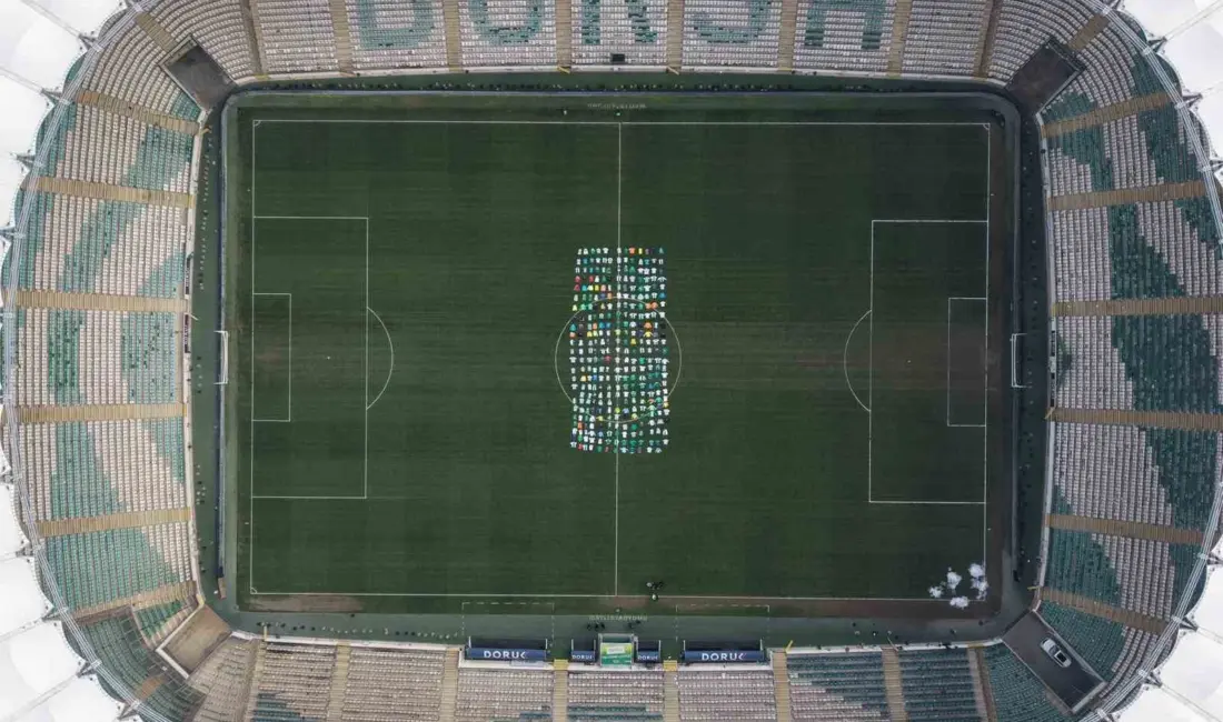 Bursa Atatürk Spor Kompleksi Matlı Stadyumu’nda zemine konulan yüzlerce imzalı