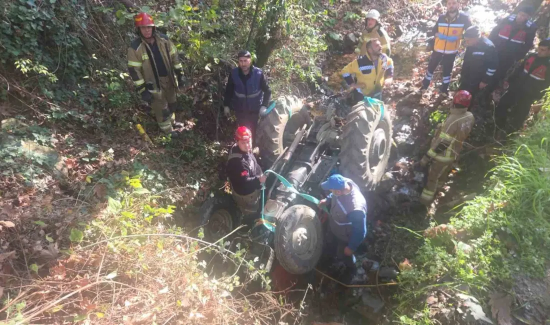 Bursa’nın Orhangazi ilçesinde köprüden dere yatağına uçan traktörde sıkışan yaşlı