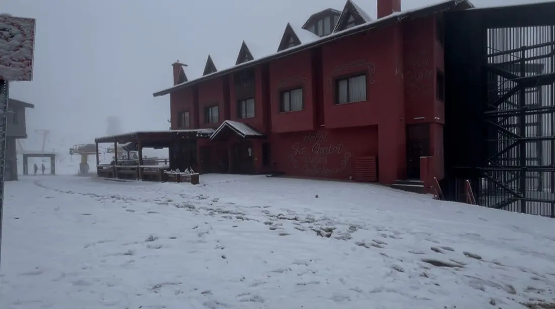 Bursa Uludağ’da gece saatlerinde etkili olan kar yağışıyla birlikte zirvede