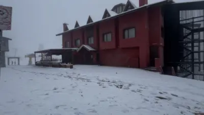 Bursa Uludağ’da gece saatlerinde etkili olan kar yağışıyla birlikte zirvede