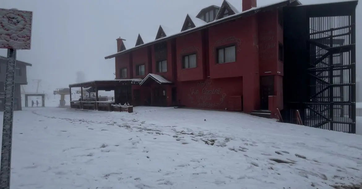 Bursa Uludağ’da gece saatlerinde etkili olan kar yağışıyla birlikte zirvede