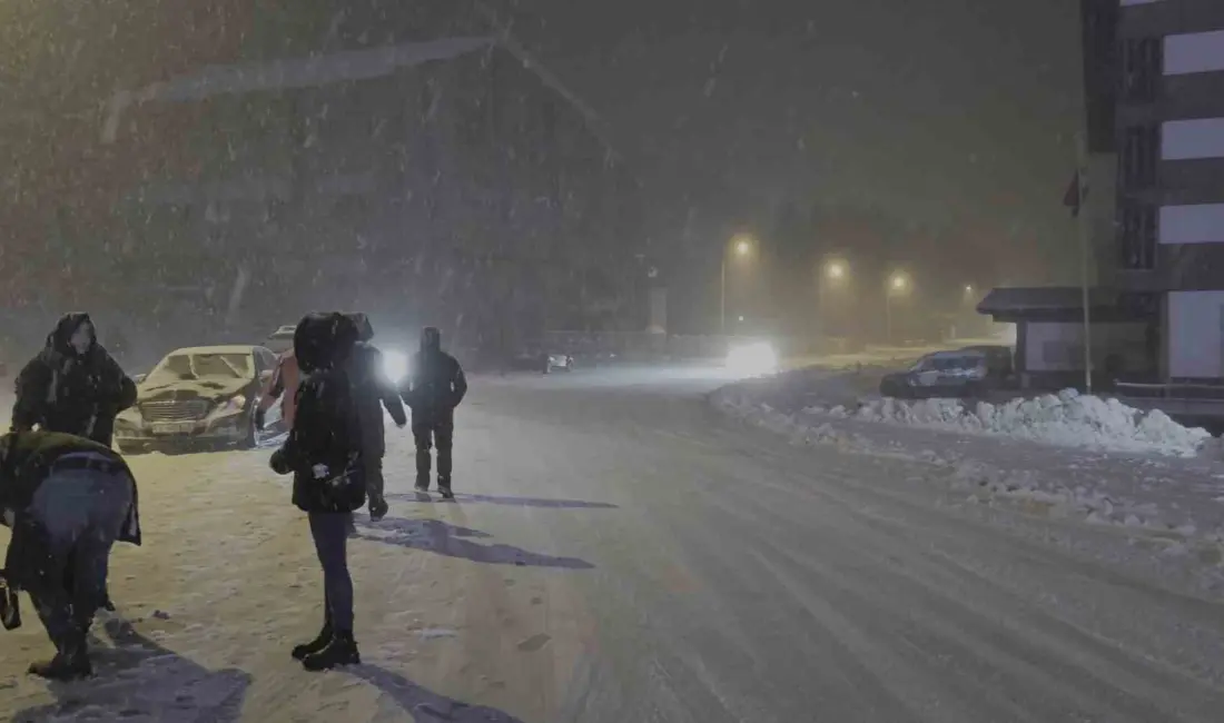 Kış turizminin gözde merkezlerinden Uludağ, akşam saatlerinde etkisini artıran yoğun