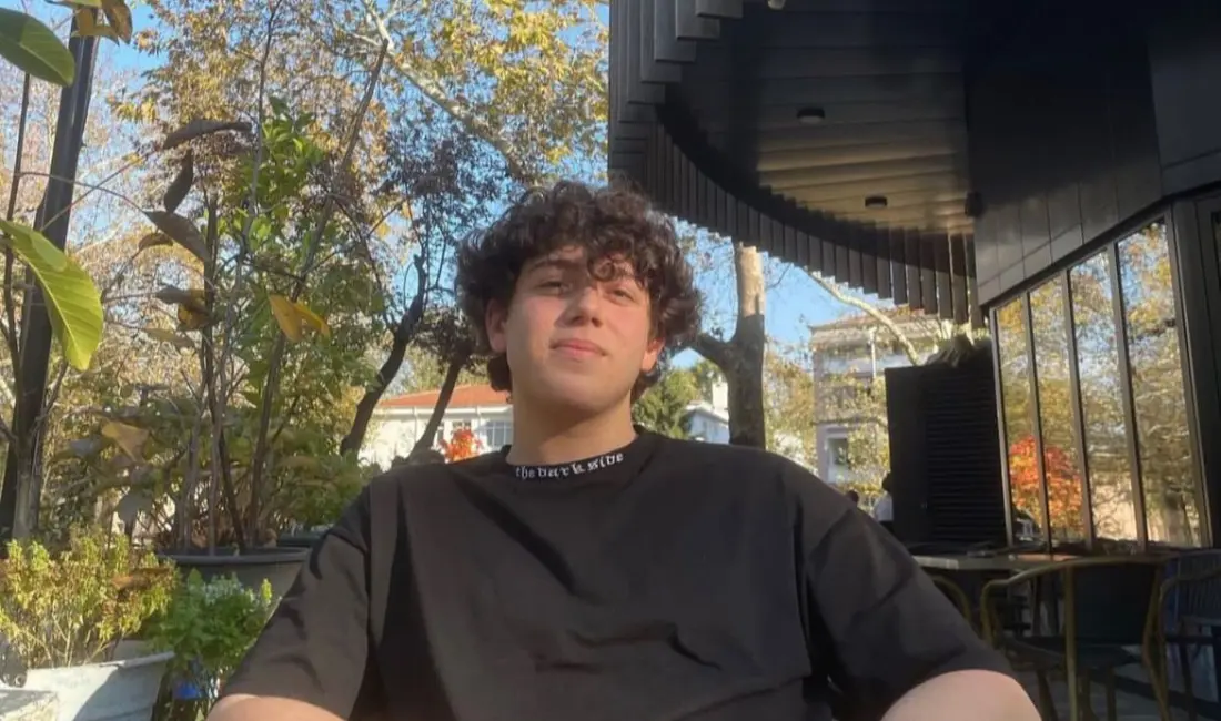 Bursa’da yağmur sonrası kayganlaşan yolda motosikletiyle seyrederken kaza yapan üniversite