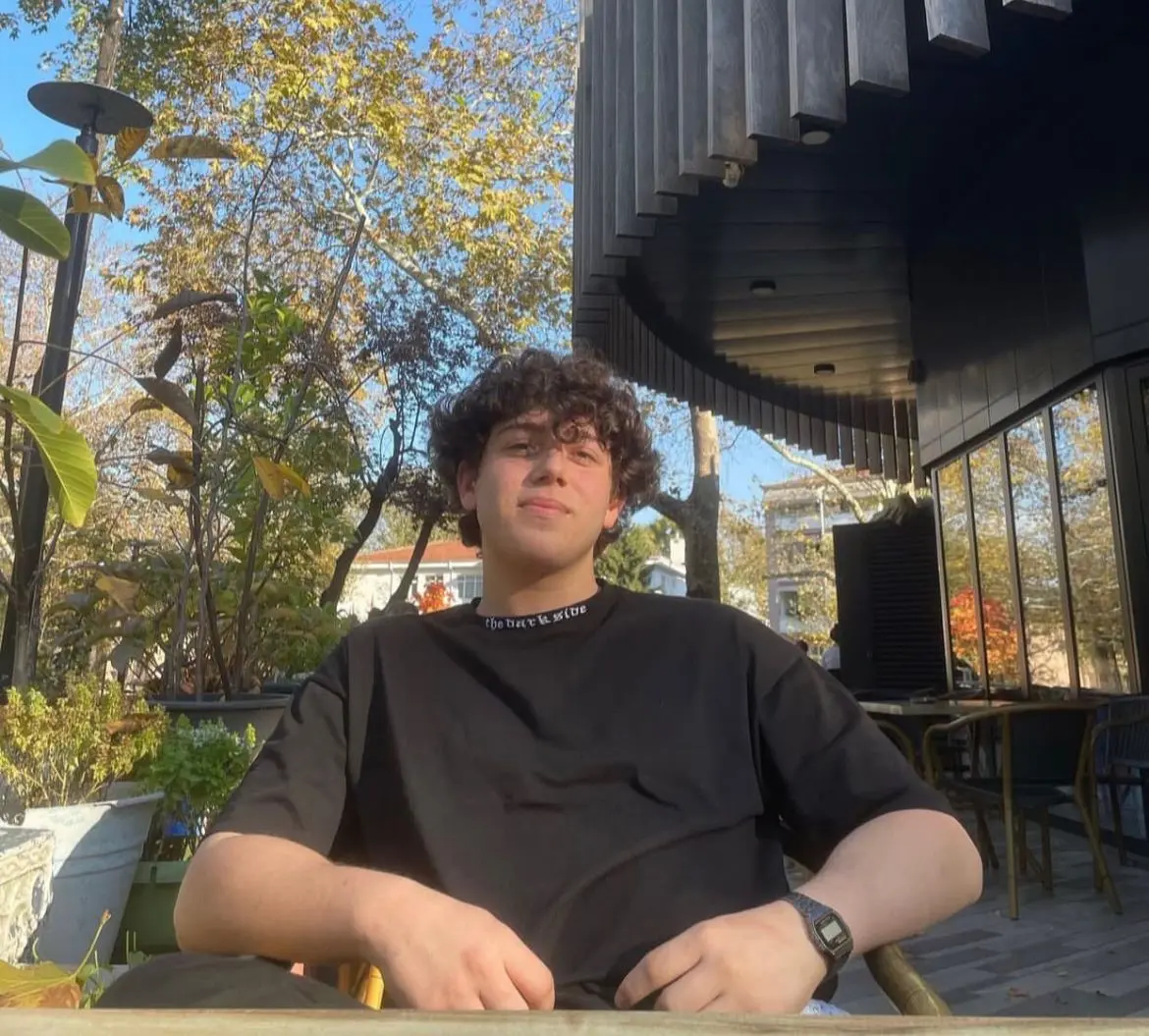 Bursa’da yağmur sonrası kayganlaşan yolda motosikletiyle seyrederken kaza yapan üniversite