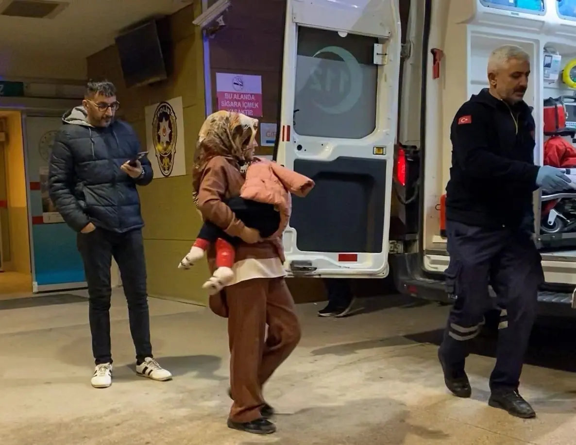 Bursa’nın İnegöl ilçesinde meydana gelen olayda üzerine şifonyer devrilen 3