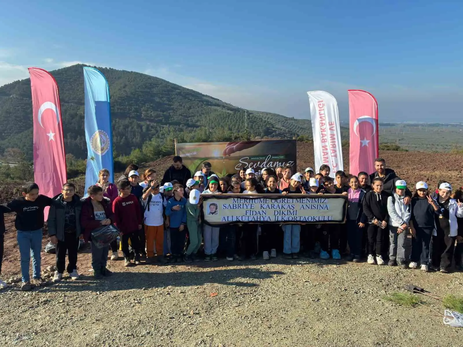 Ali Kütahya İlköğretim ve Ortaokul öğrencileri, vefat eden öğretmenleri Sabriye