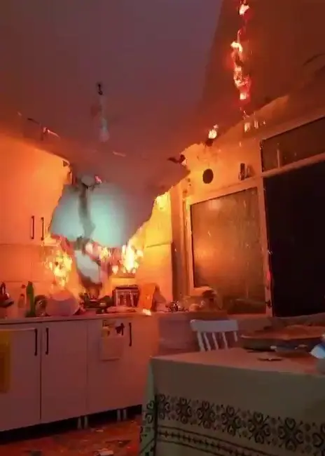 Bursa’nın Osmangazi ilçesinde çıkan yangında, çöken tavanı son anda fark