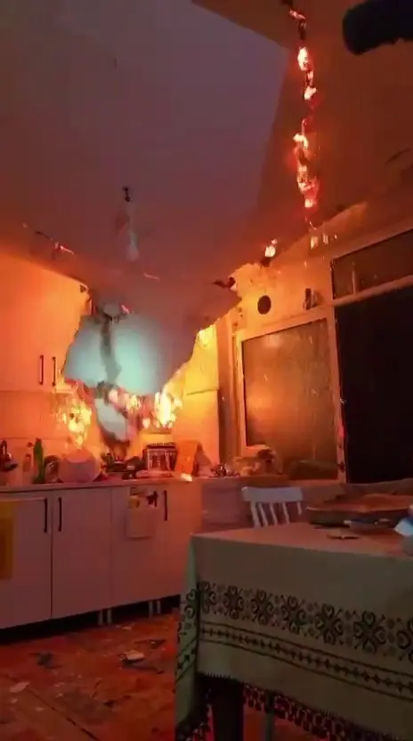 Bursa’nın Osmangazi ilçesinde çıkan yangında, çöken tavanı son anda fark