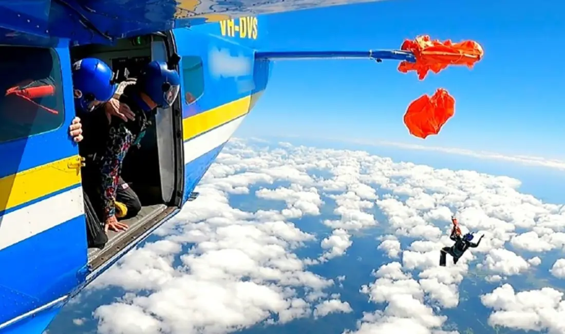 Avustralya’da atlayıştan sonra yedek paraşütü uçağın kuyruğuna takılan sporcu, 4