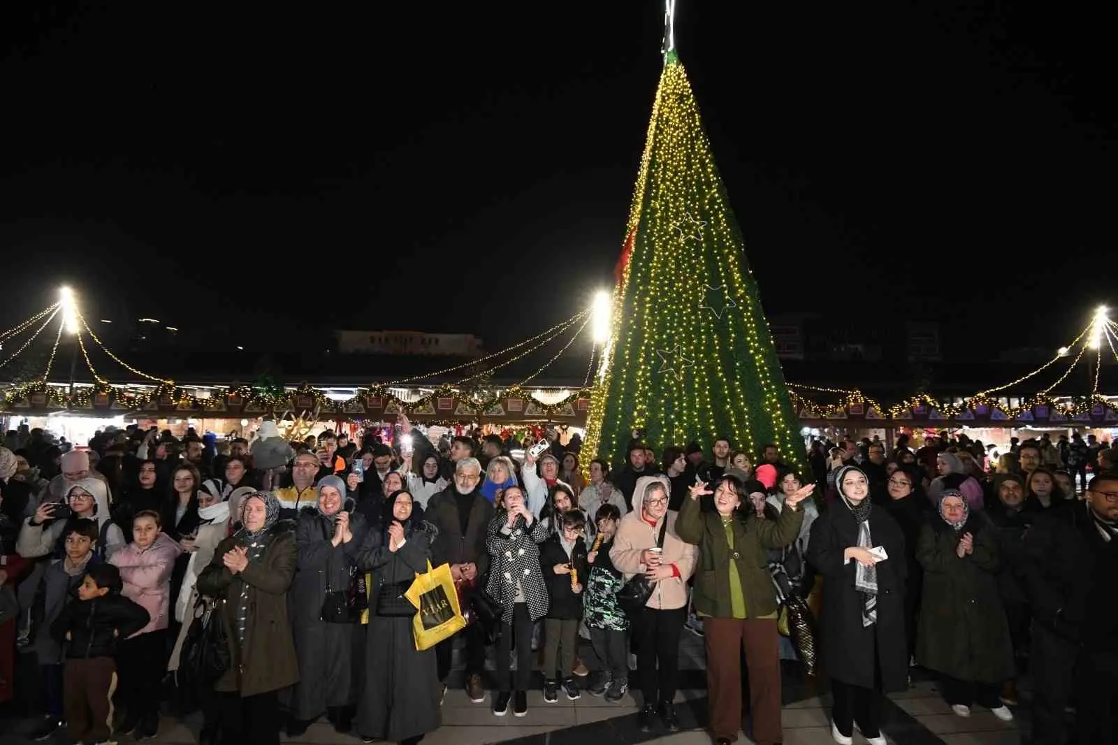 Osmangazi Meydanı, akşam saatlerinde hayata geçirilen etkinliklerle yeni yıl atmosferini