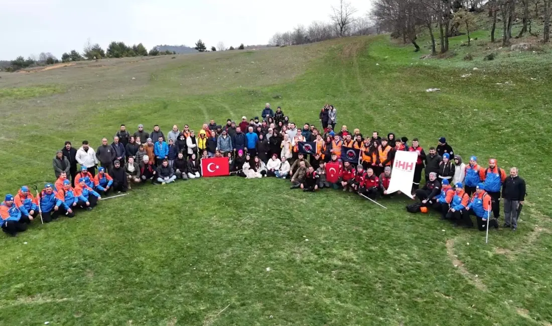 Yenişehir Belediye Başkanı Ercan Özel, 140 doğaseverle birlikte 12 kilometrelik