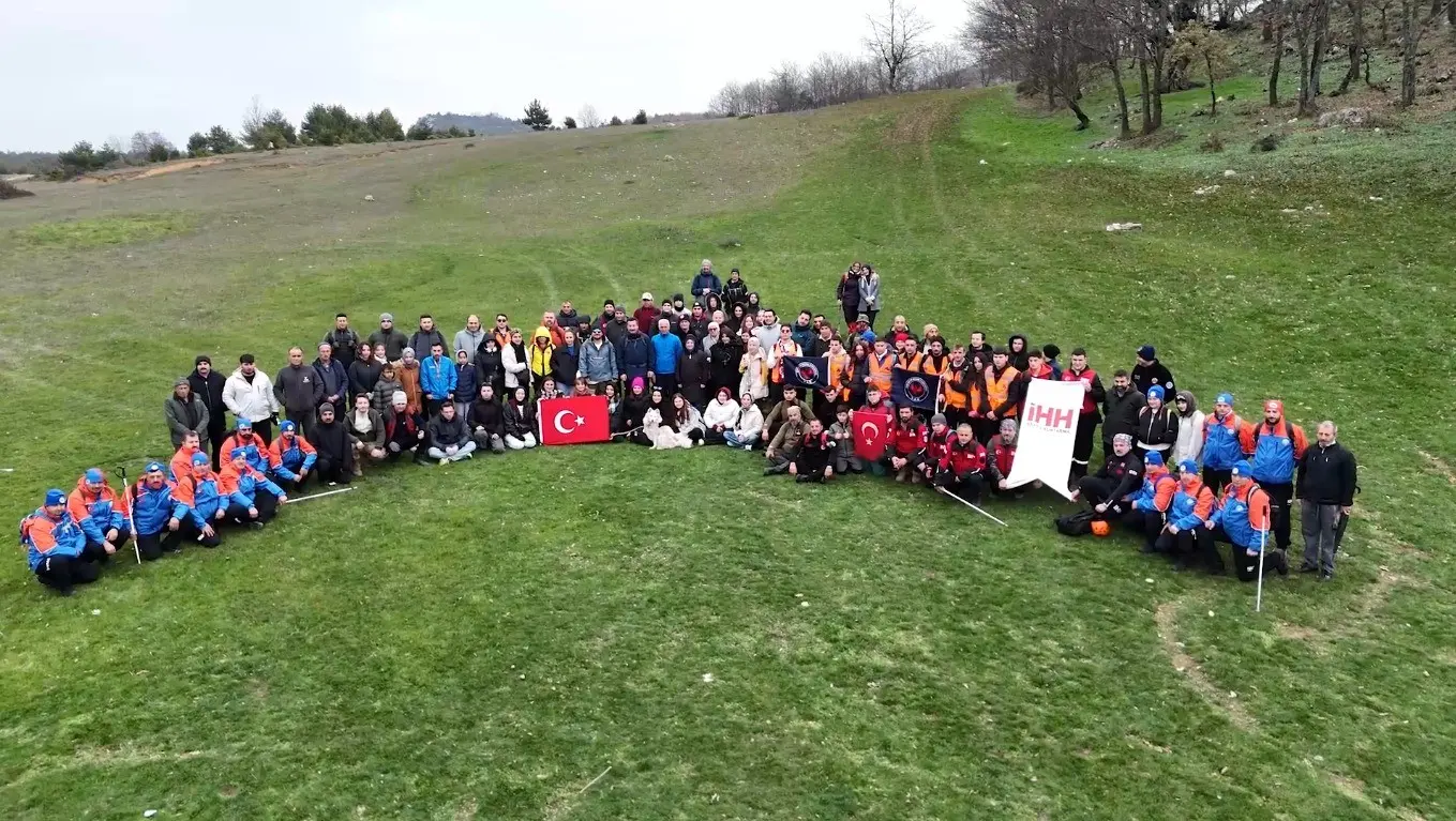 Yenişehir Belediye Başkanı Ercan Özel, 140 doğaseverle birlikte 12 kilometrelik