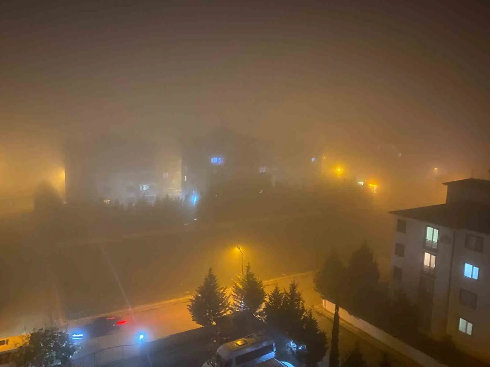 Bursa’nın Yenişehir ilçesinde akşam saatlerinde etkili olan yoğun sisten dolayı