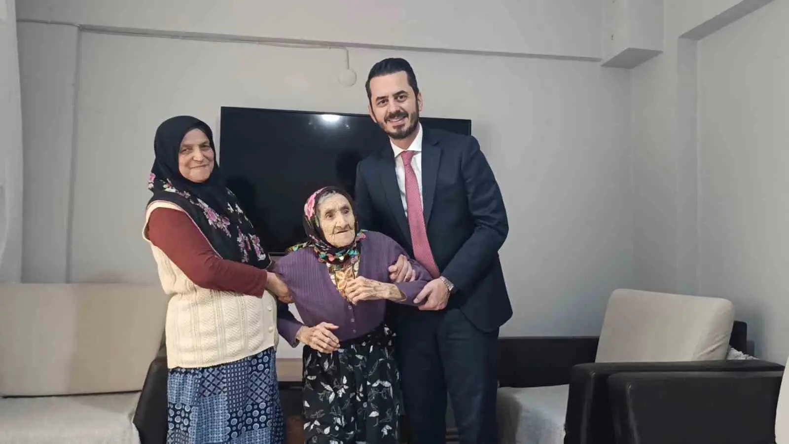 Bursa’da 121 yaşındaki Saadet Al’ı ziyaret eden AK Parti Osmangazi
